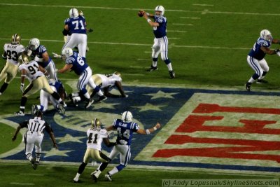 Indianapolis Colts QB Peyton Manning tosses to TE Dallas Clark