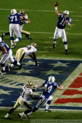 Indianapolis Colts QB Peyton Manning tosses to TE Dallas Clark