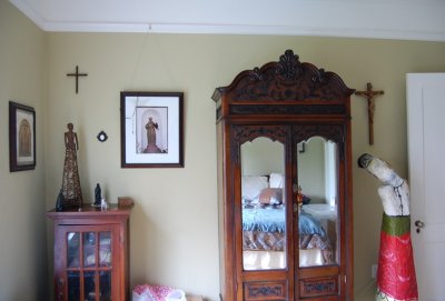 bedroom, hutch