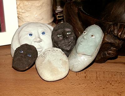 каменные лица (stone faces)