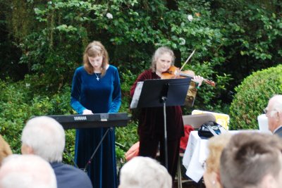 Musicians Wendy Clare and daughter