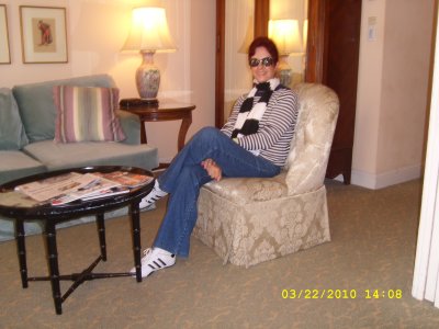 Daisy na sala do apto do hotel