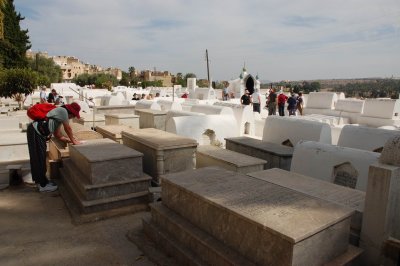 א' סווירה - בבית הקברות היהודי