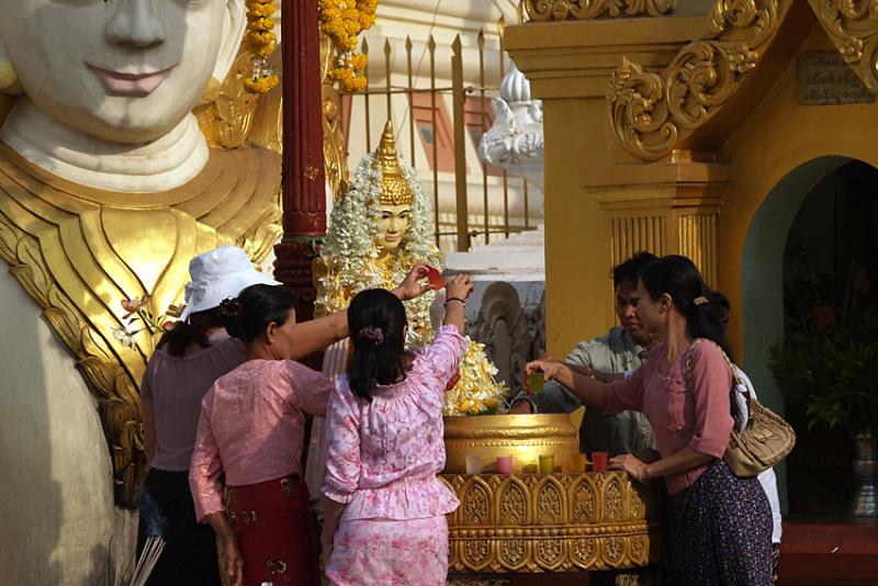 005 - Ritual washing of Buddha statues