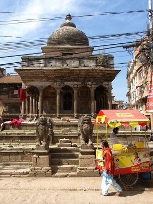 081 - Patan, small street temple