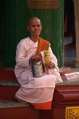009 - Nun, Swedagon pagoda