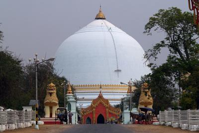 087 - Kaunghmudaw stupa, containing Buddha's tooth
