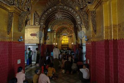 095 - A glimpse of the Maha Muni statue, Mandalay