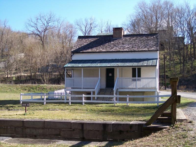 Front view of lockhouse for lock 29
