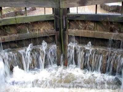Water leaking through gates at Pennyfield lock