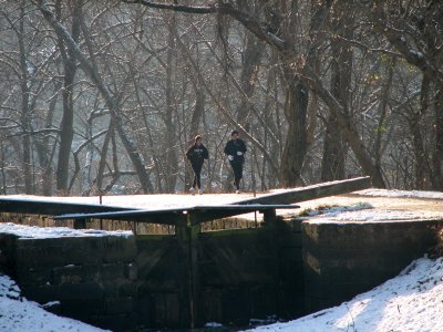 Runners at the lock