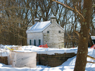 Lockhouse at Pennyfield lock