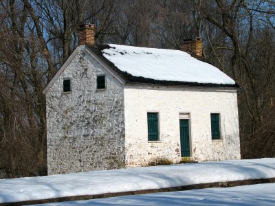 Closeup of Spinks Ferry lockhouse