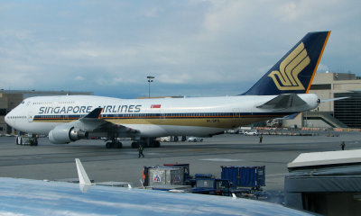 Singapore Airlines 747 pushback from gate