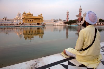 Sikh prays at Golden Temple - Amritsar