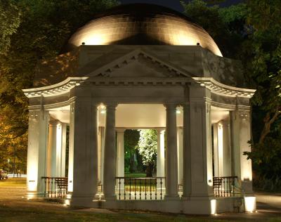 Melbournes Gardens at Night