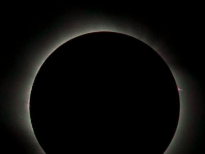 2008 Total Solar Eclipse Prominences - close up.jpg