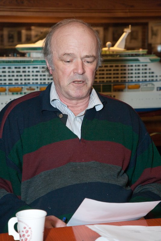 Formann Jan Welln leser opp rsberetningen til almen tilfredsstillelse