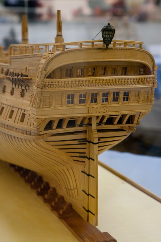 (Ellers er slike modeller av franske skip tradisjonelt planket opp p den ene siden med pent spanteverk p den andre.)