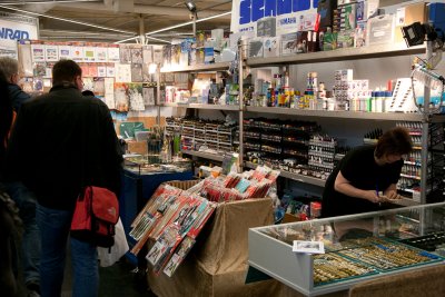 Det var mange forhandlerboder med messetilbud; verkty, byggesett, materialer, bker...