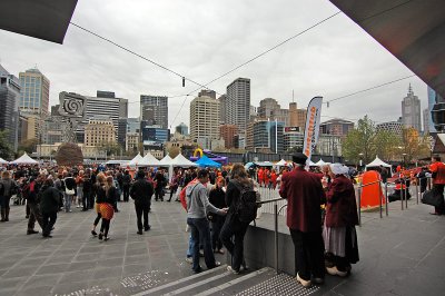 Queensbridge Square at Southbank alive.