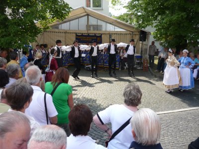These are the Hungarian dancers that come to the fest every year