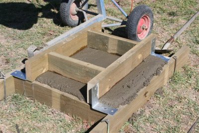 Attaching the upper formwork.