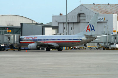 B737-823_N953AN_AAL_801.jpg