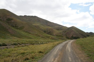 Scenery on the way into Yolyn Am Canyon