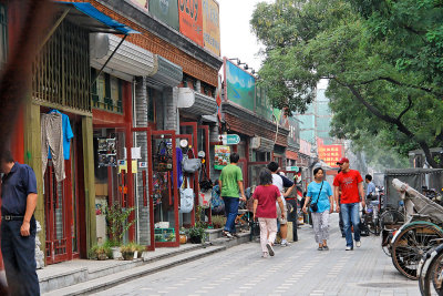 Shops and pedestrians in the Hutong