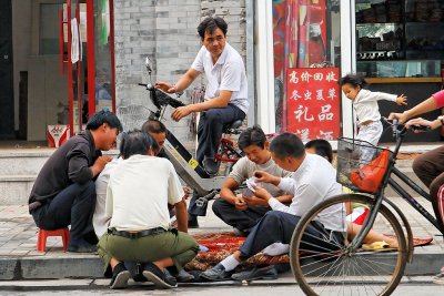 Hutong street gathering to pay a game
