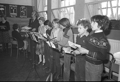 Arwel Jones ar plant Ysgol Gaerwen 1981.jpg