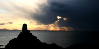 Machlud Twr Mawr Llanddwyn.