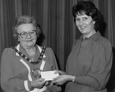 Olwen Rees yn cyflwyno siec £100 Maeres Mon Cynghorydd Ann Lloyd Jones i Gronfa Ethiopia