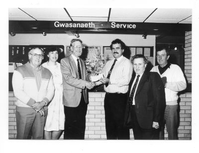 Barry Baynham yn cyflwyno siec £400 I Gadeirydd Cymdeithas Llysiau Cenedlaethol.jpg