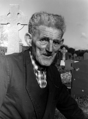 Huw Llan Bach Torrwr Beddi  / Gravedigger.jpg