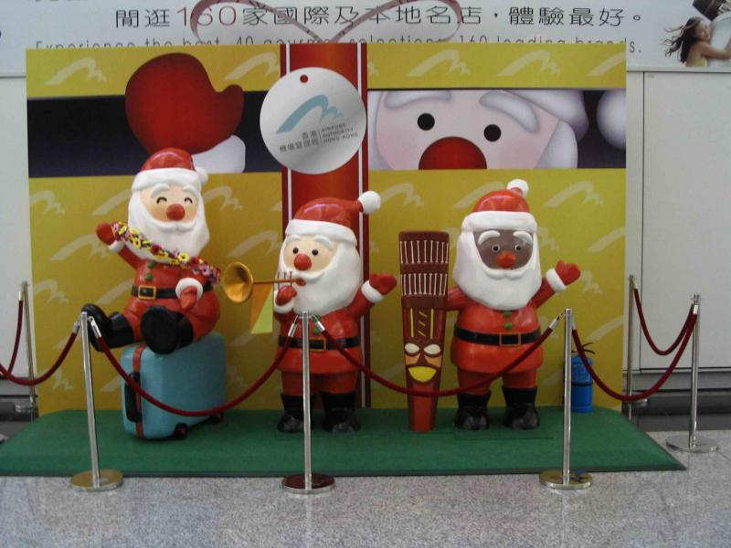 HK airport at xmas, with Zulu Santa