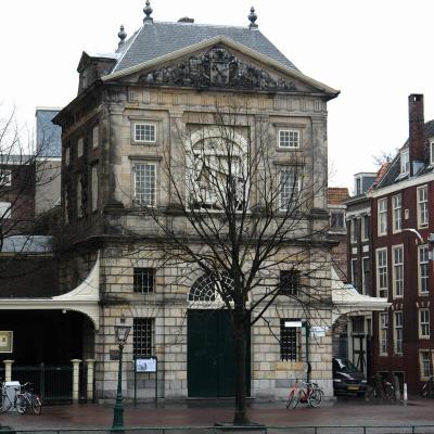 De waag (the house where the weighing of goods took place).