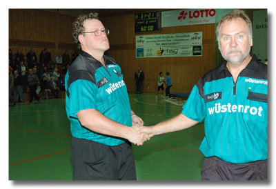 Die souvernen Schiedsrichter Stefan Ludwig und Reinhard Pitterling.