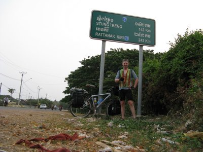 Beginning the long ride...  only 142km to Stung Treng