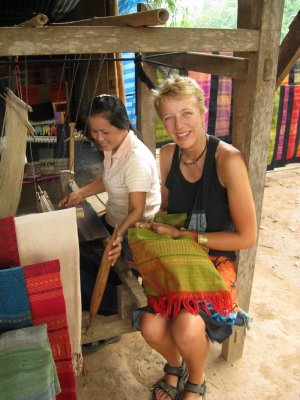 Femke buys a scarf from a local weaver
