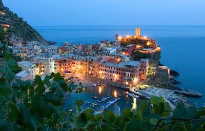 Vernazza at Harbor at Night2 1280.jpg