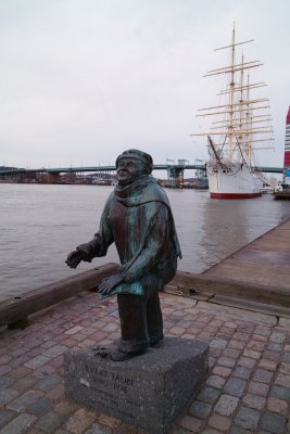 statue in Gothenburg 2.jpg