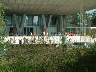 Mensen in het zonnetje op het terras