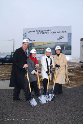 Centre des Congres de Lévis- 1re pelletée de terre.jpg