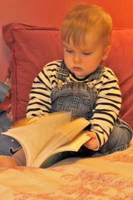 Antoine se met déjà à la lecture