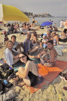 La plage  Antibes est trs bonde aujourd'hui