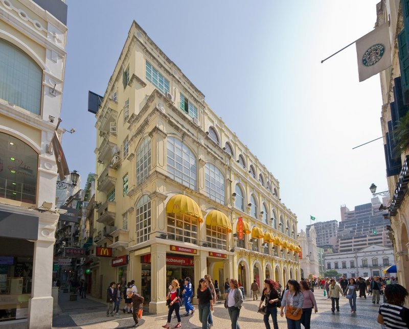 Eating in Senado Square