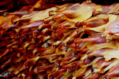 The preserved meat such as duck and pork sausages symbolizes abundance of food for the family.
It is a delicacy served only during the spring festival, the Chinese Lunar New Year.