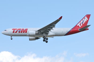 TAM Airbus A330-200 PT-MVG Signatures